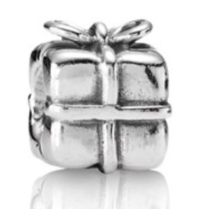 PANDORA PRESENT CHARM